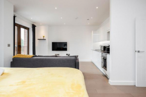 Luxury Studio Apartment St Albans - Free WiFi and Parking with Amaryllis Apartments